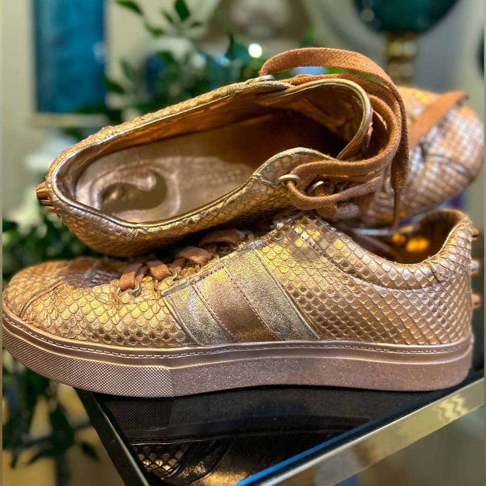 Size 9 Le Lis Blanc rose gold sneakers